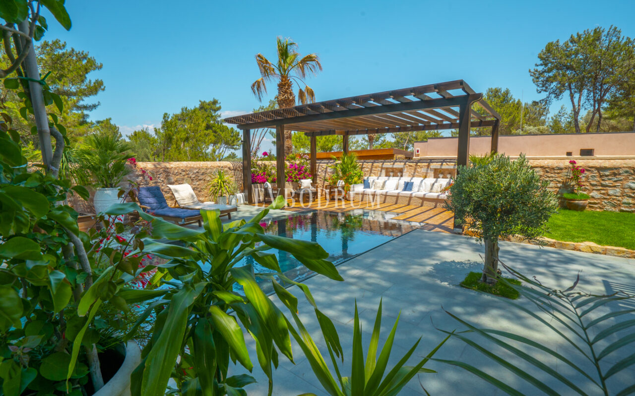 Torba’da yeni tamamlanmış, havuzlu villa