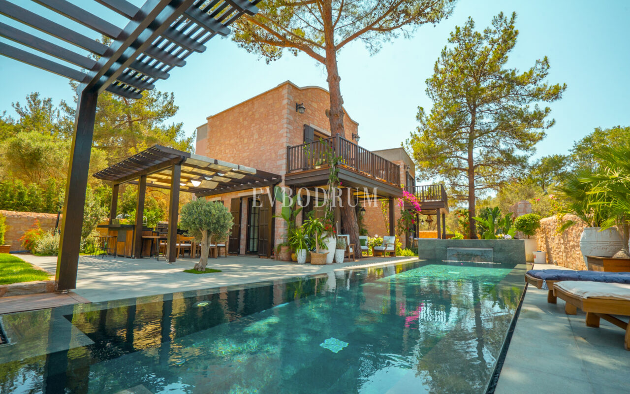 Torba’da yeni tamamlanmış, havuzlu villa