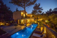 Torba’da yeni tamamlanmış, havuzlu villa