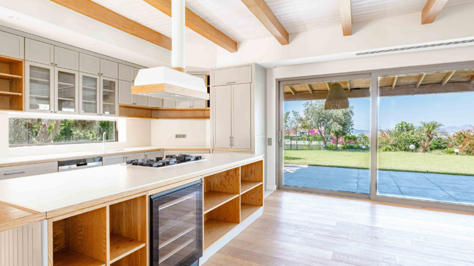 Bodrum Merkez’de Geniş Bahçeli, Deniz Manzaralı Tek Katlı Villa