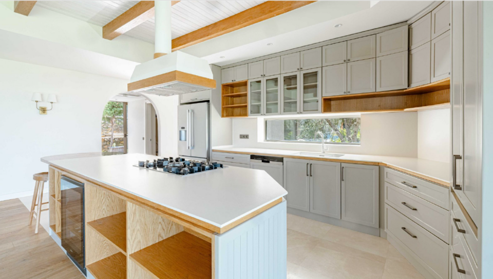 Bodrum Merkez’de Geniş Bahçeli, Deniz Manzaralı Tek Katlı Villa