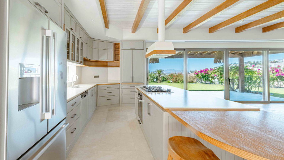 Bodrum Merkez’de Geniş Bahçeli, Deniz Manzaralı Tek Katlı Villa