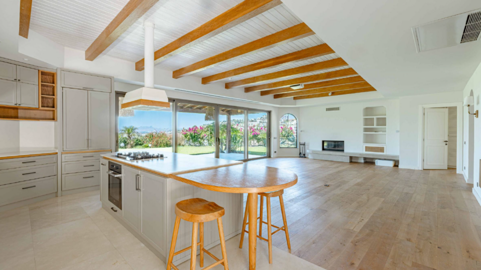 Bodrum Merkez’de Geniş Bahçeli, Deniz Manzaralı Tek Katlı Villa