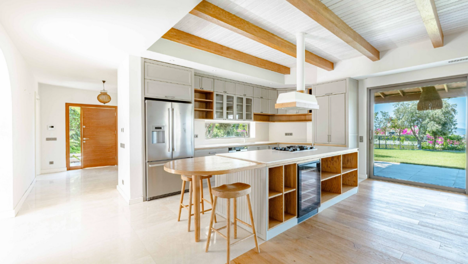 Bodrum Merkez’de Geniş Bahçeli, Deniz Manzaralı Tek Katlı Villa