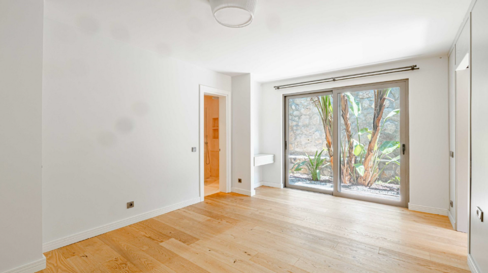 Bodrum Merkez’de Geniş Bahçeli, Deniz Manzaralı Tek Katlı Villa