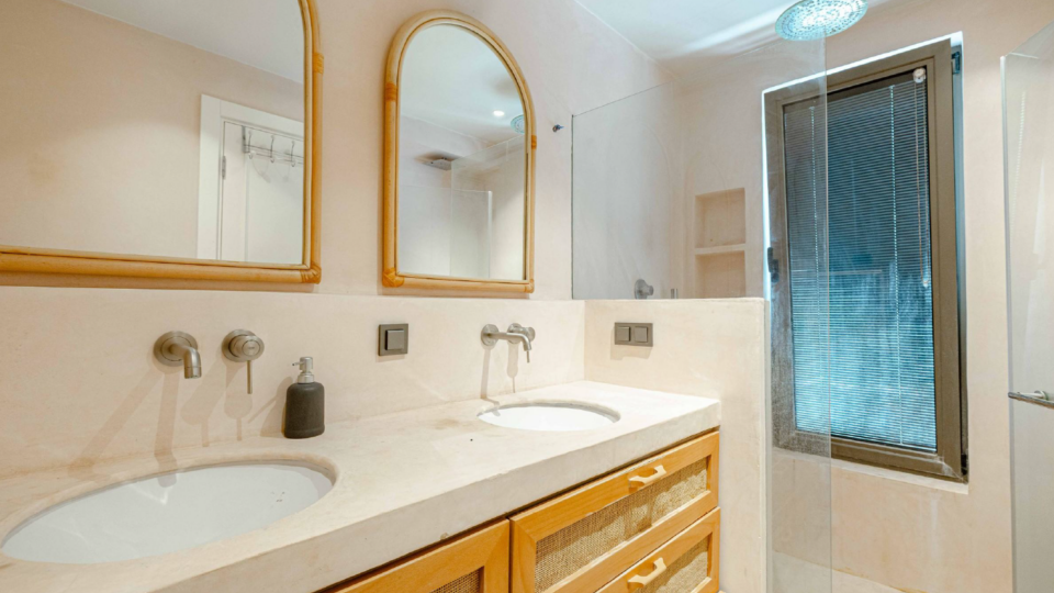 Bodrum Merkez’de Geniş Bahçeli, Deniz Manzaralı Tek Katlı Villa