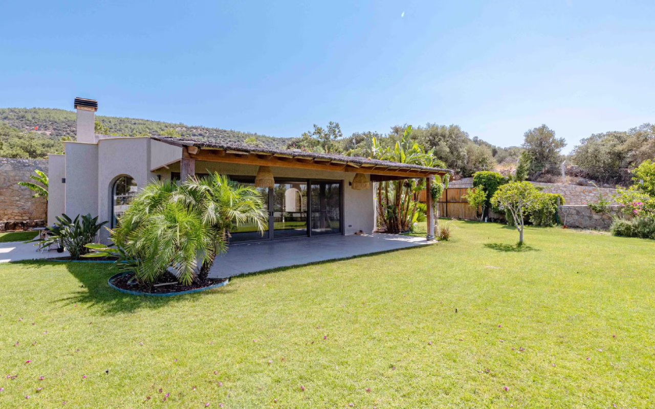 Bodrum Merkez’de Geniş Bahçeli, Deniz Manzaralı Tek Katlı Villa
