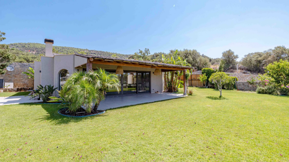 Bodrum Merkez’de Geniş Bahçeli, Deniz Manzaralı Tek Katlı Villa