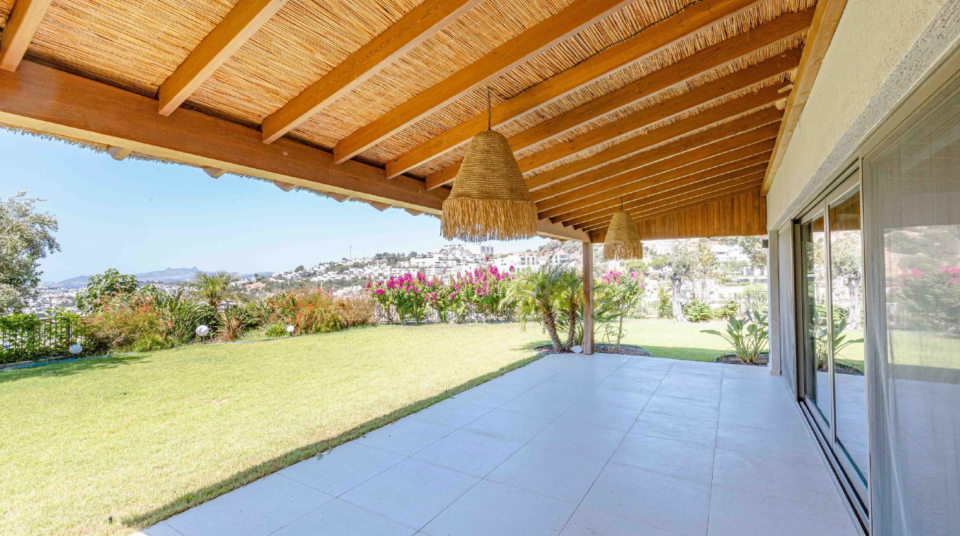 Bodrum Merkez’de Geniş Bahçeli, Deniz Manzaralı Tek Katlı Villa