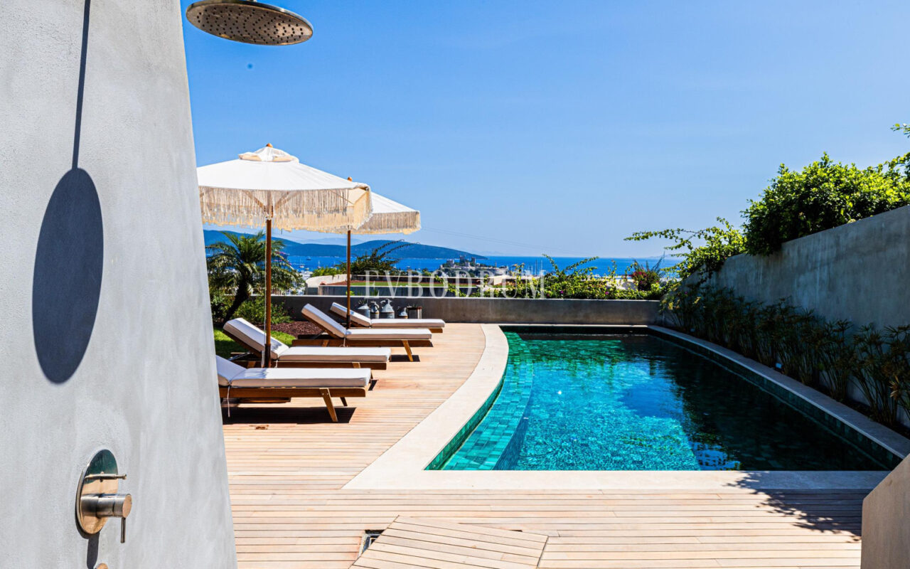 Bodrum Koyu ve Kaleye Hakim Manzarasıyla Sofistike Şehir Yaşamı