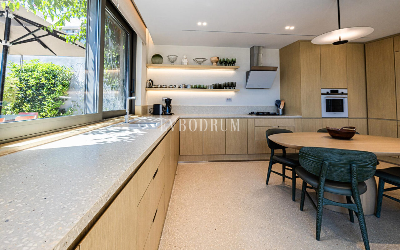 Bodrum Koyu ve Kaleye Hakim Manzarasıyla Sofistike Şehir Yaşamı