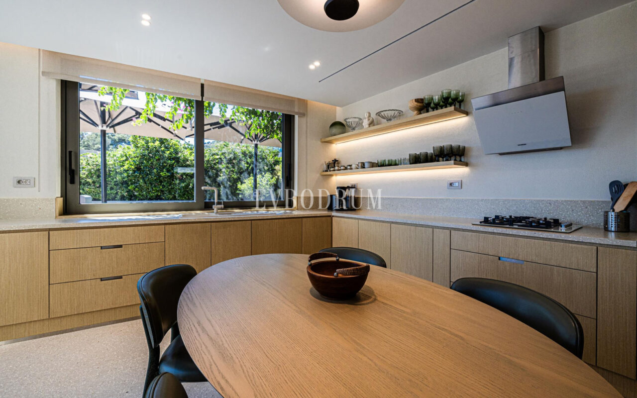 Bodrum Koyu ve Kaleye Hakim Manzarasıyla Sofistike Şehir Yaşamı