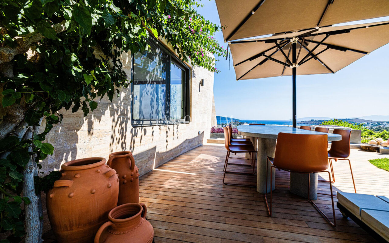 Bodrum Koyu ve Kaleye Hakim Manzarasıyla Sofistike Şehir Yaşamı