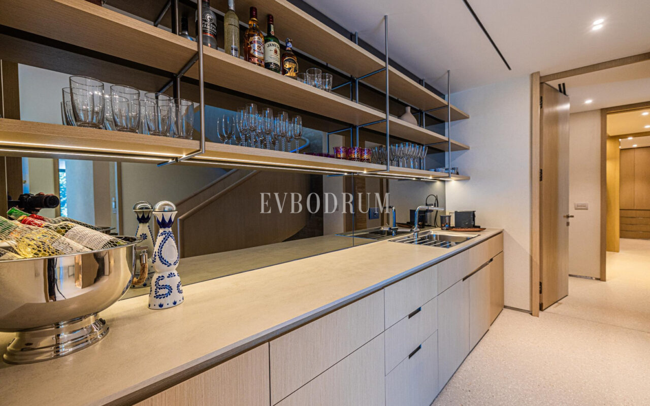 Bodrum Koyu ve Kaleye Hakim Manzarasıyla Sofistike Şehir Yaşamı