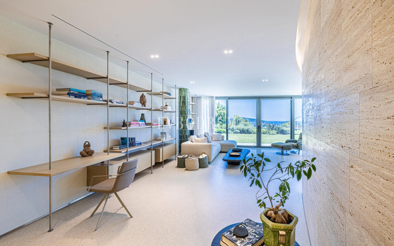 Bodrum Koyu ve Kaleye Hakim Manzarasıyla Sofistike Şehir Yaşamı