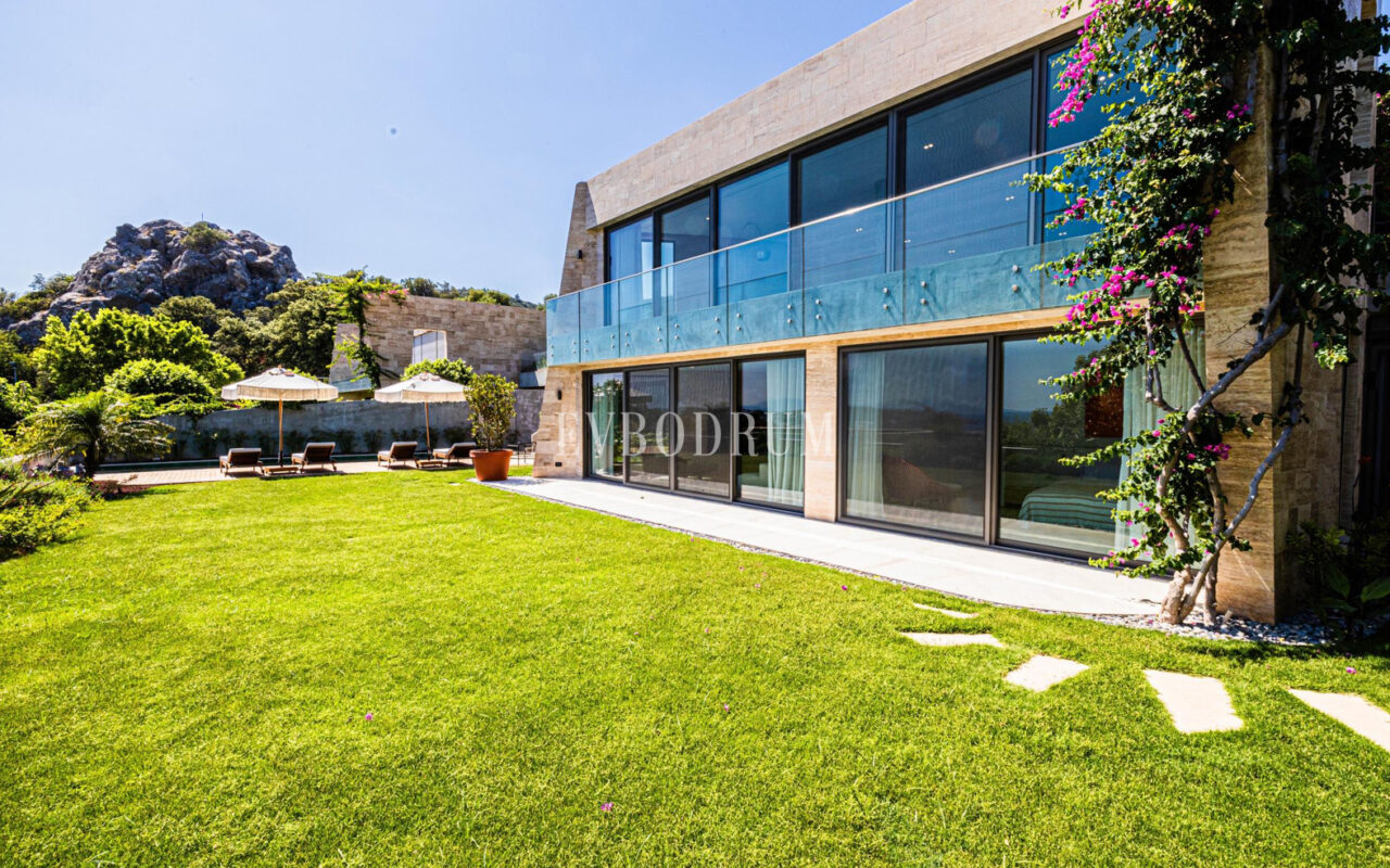 Bodrum Koyu ve Kaleye Hakim Manzarasıyla Sofistike Şehir Yaşamı