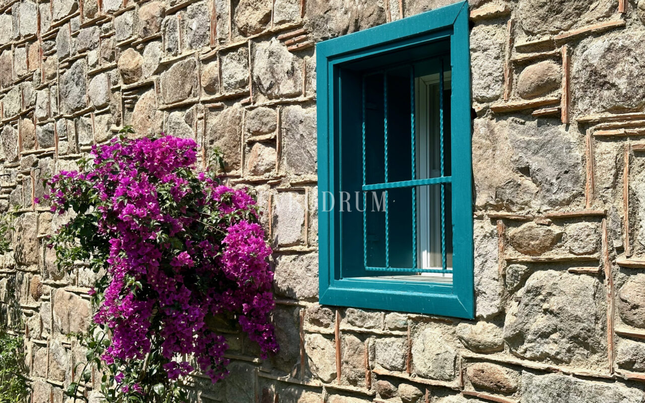 Türkbükü'nde Taş Ev, Misafir Evi ve Havuz