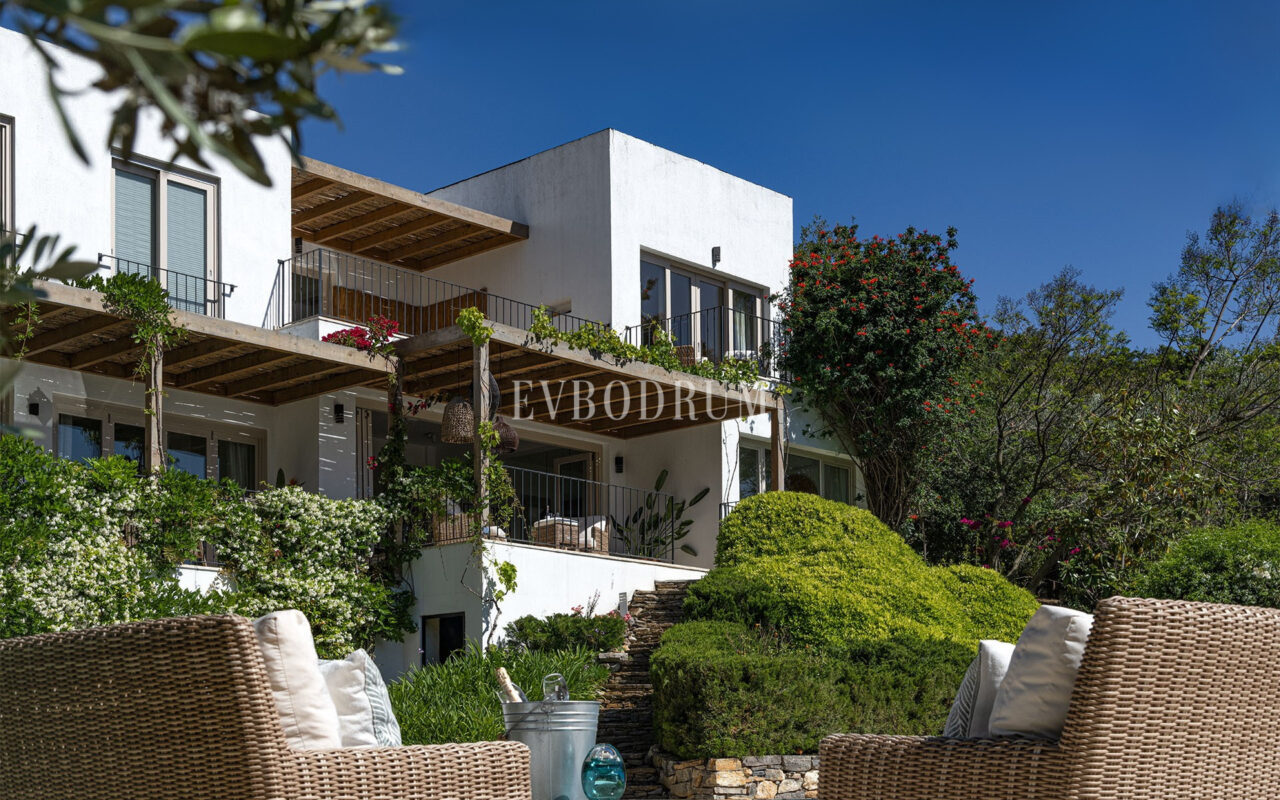 Misafir evi, havuz ve 5.025 m2 peyzajlı bahçesiyle eşsiz villa