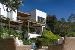 Misafir evi, havuz ve 5.025 m2 peyzajlı bahçesiyle eşsiz villa