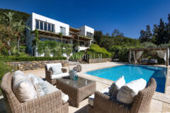 Misafir evi, havuz ve 5.025 m2 peyzajlı bahçesiyle eşsiz villa