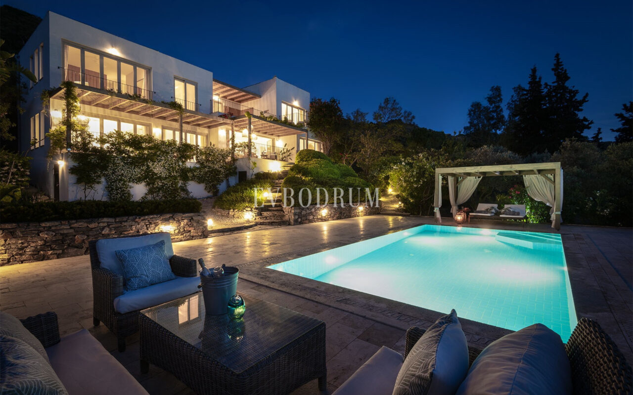Misafir evi, havuz ve 5.025 m2 peyzajlı bahçesiyle eşsiz villa