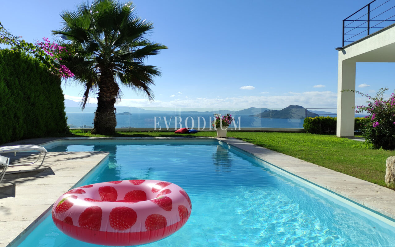 Bahçeli, özel havuzlu ve panoramik manzaralı villa