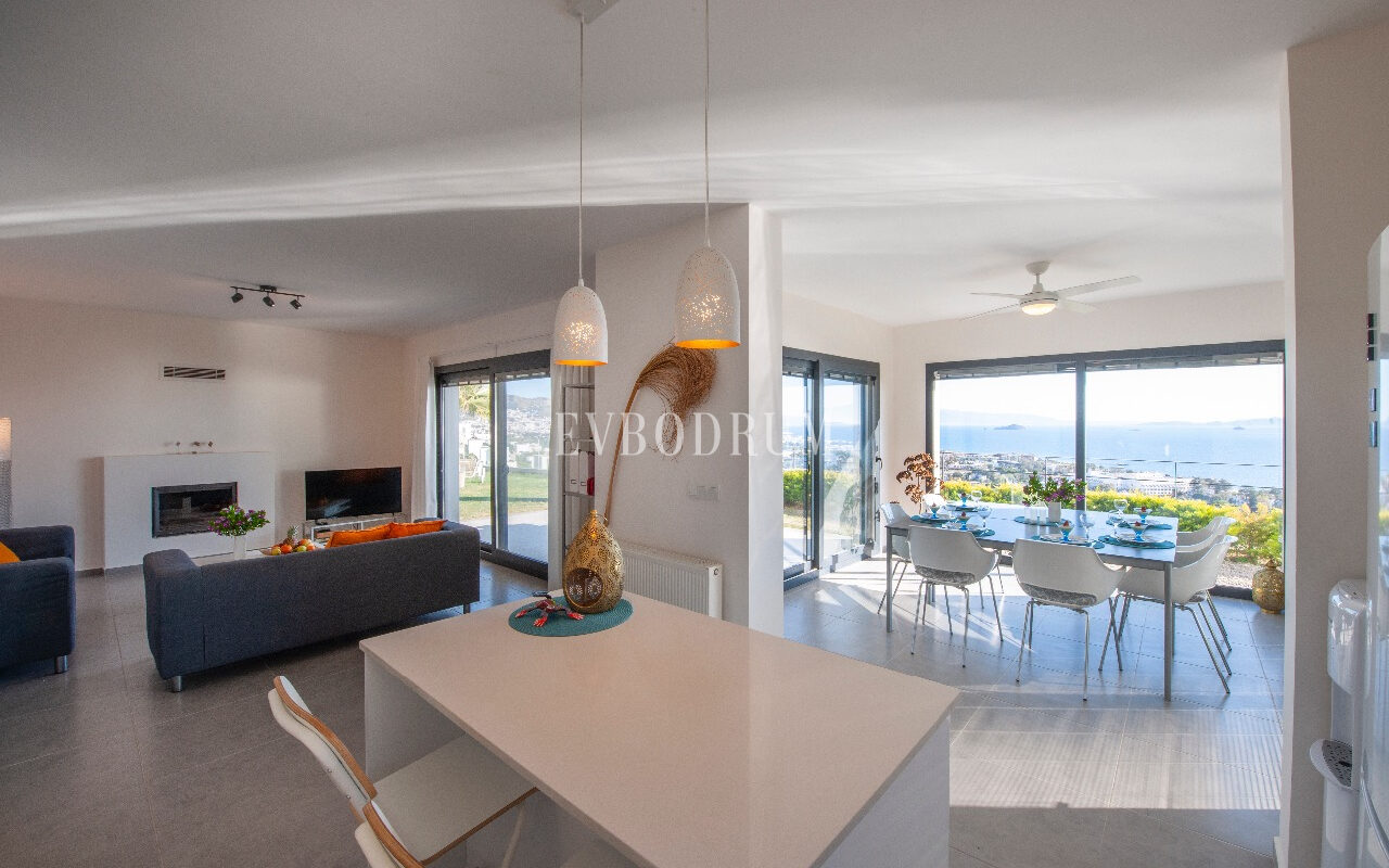 Bahçeli, özel havuzlu ve panoramik manzaralı villa