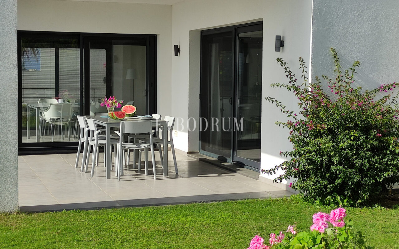 Bahçeli, özel havuzlu ve panoramik manzaralı villa