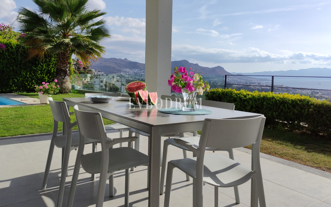 Bahçeli, özel havuzlu ve panoramik manzaralı villa