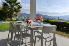 Bahçeli, özel havuzlu ve panoramik manzaralı villa