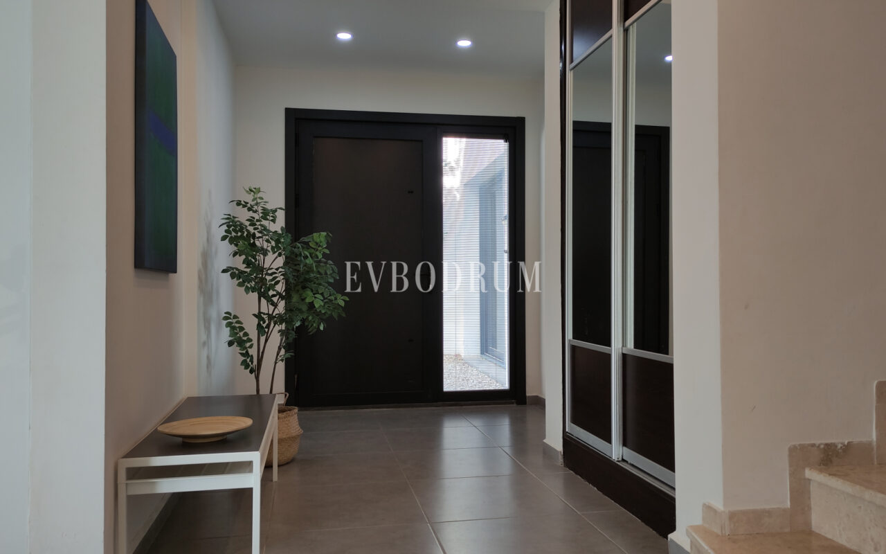 Bahçeli, özel havuzlu ve panoramik manzaralı villa