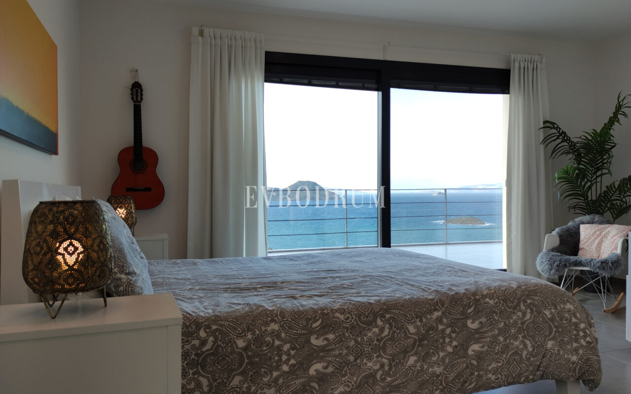 Bahçeli, özel havuzlu ve panoramik manzaralı villa