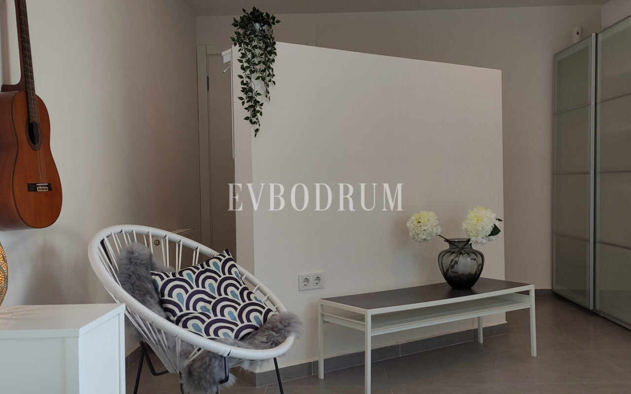 Bahçeli, özel havuzlu ve panoramik manzaralı villa