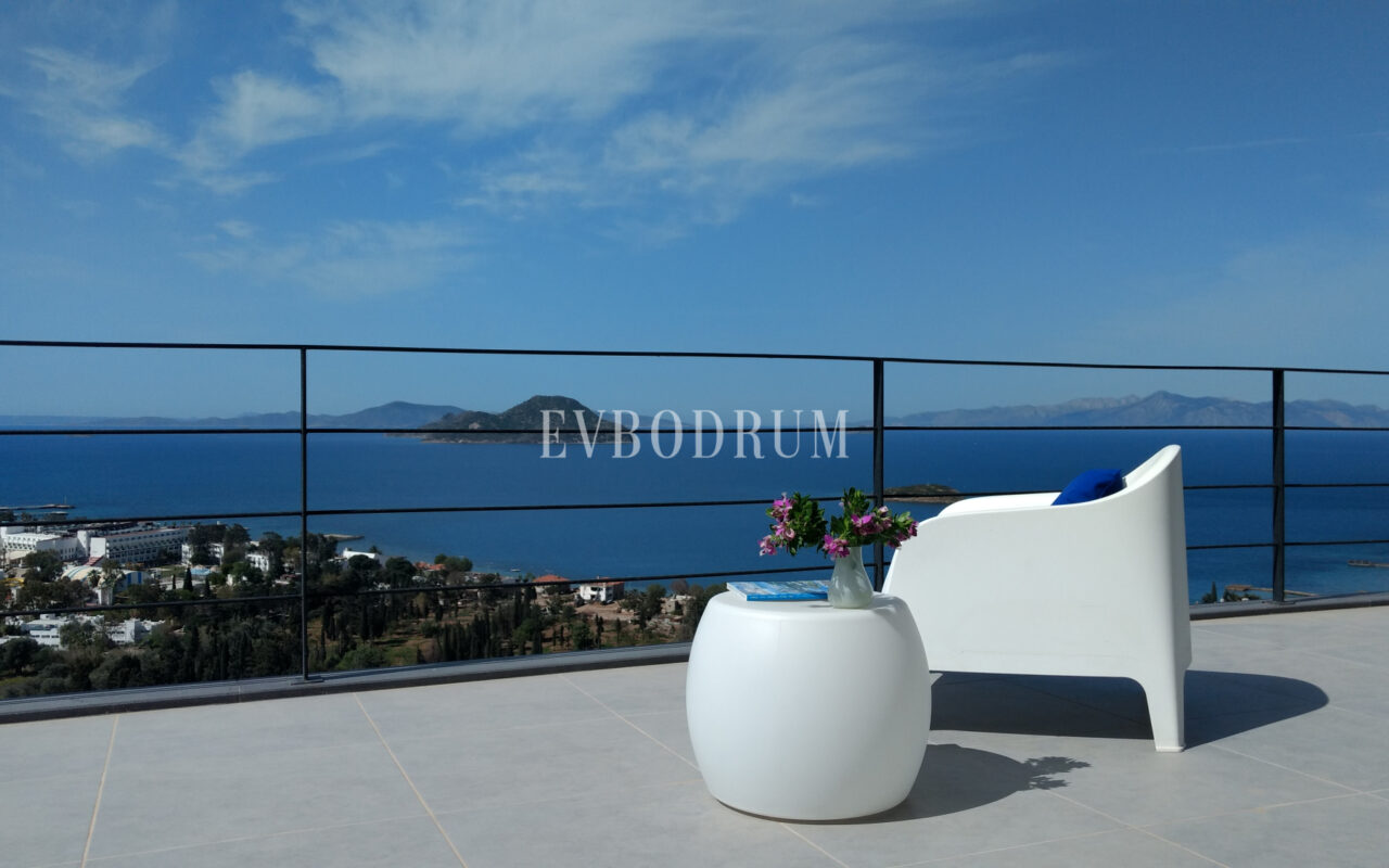 Bahçeli, özel havuzlu ve panoramik manzaralı villa