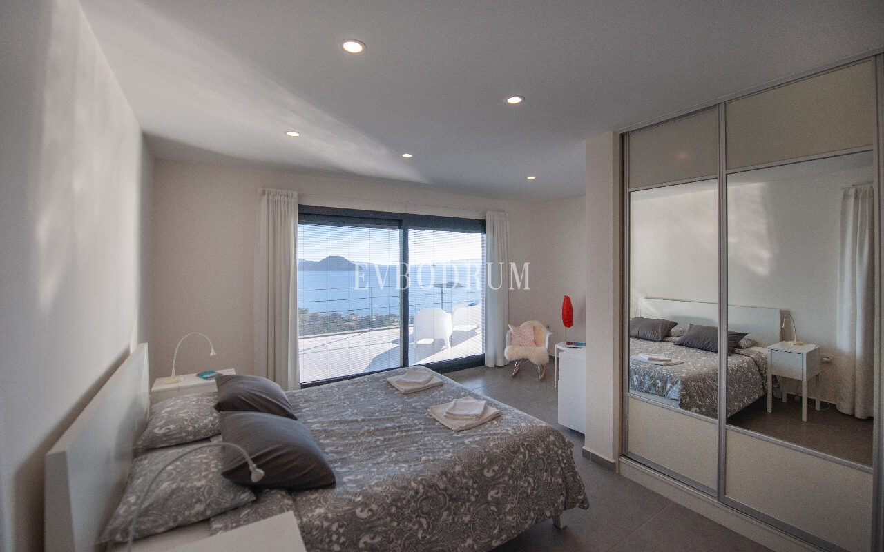 Bahçeli, özel havuzlu ve panoramik manzaralı villa