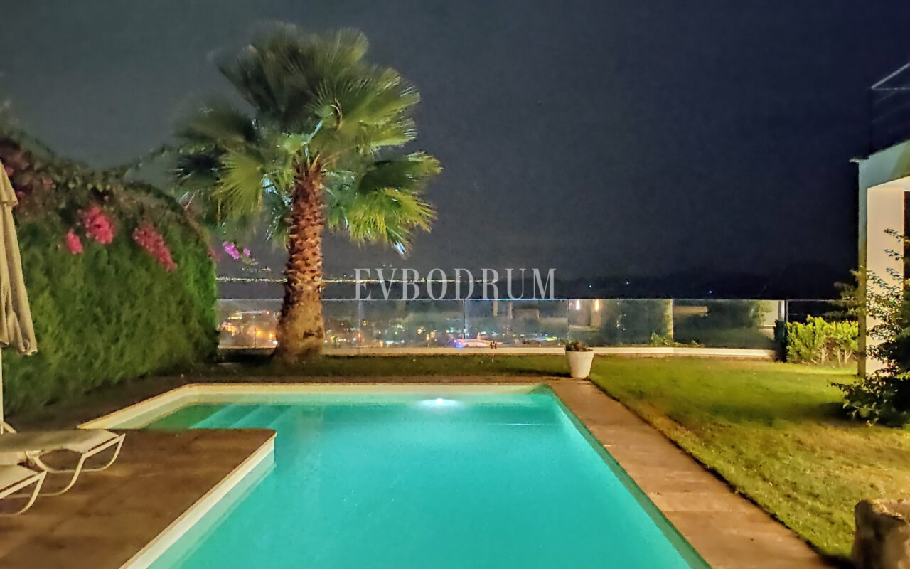 Bahçeli, özel havuzlu ve panoramik manzaralı villa