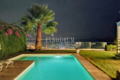 Bahçeli, özel havuzlu ve panoramik manzaralı villa