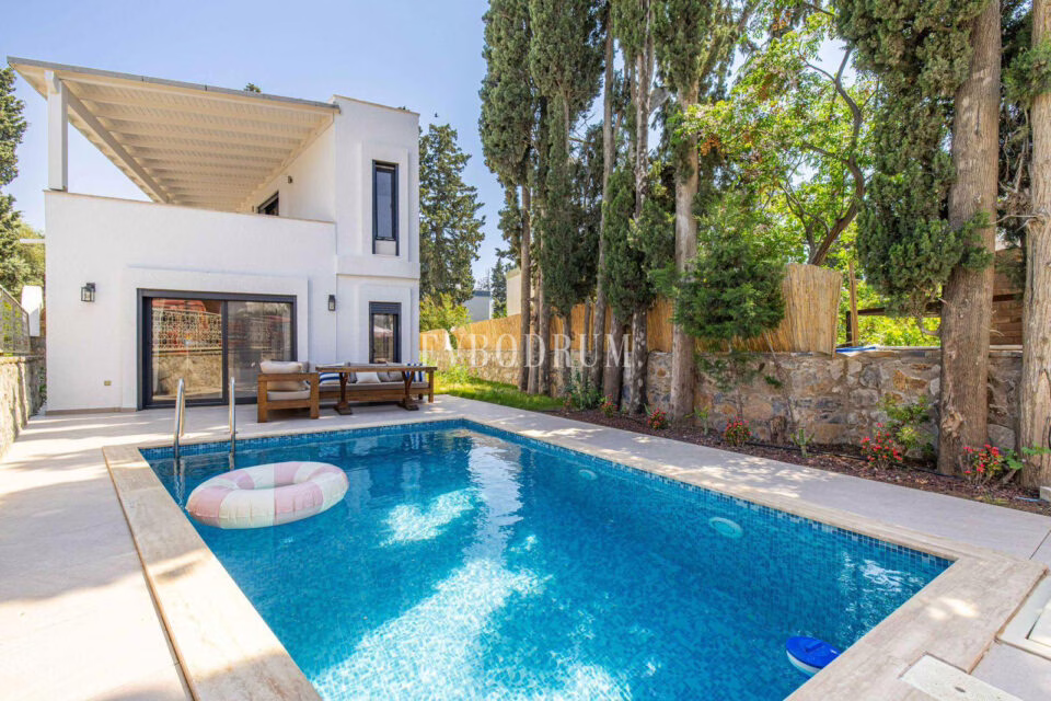 Detached house with private pool in central Gümüşlük — garden and pool