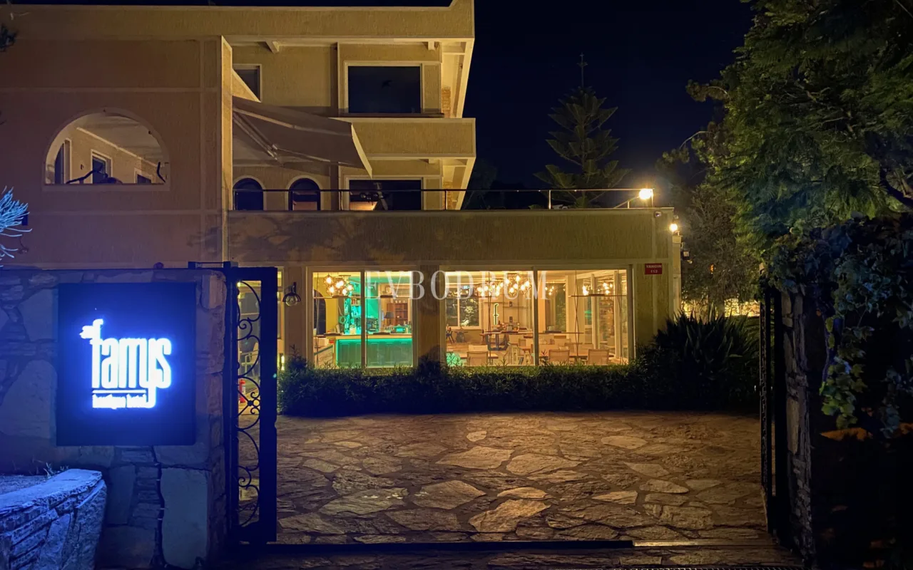 Yalıkavak'ta Denize Sıfır Mülk: Havuzlu, Bahçeli Büyük Villa ve Kumsala Doğrudan Erişimli Apart Otel