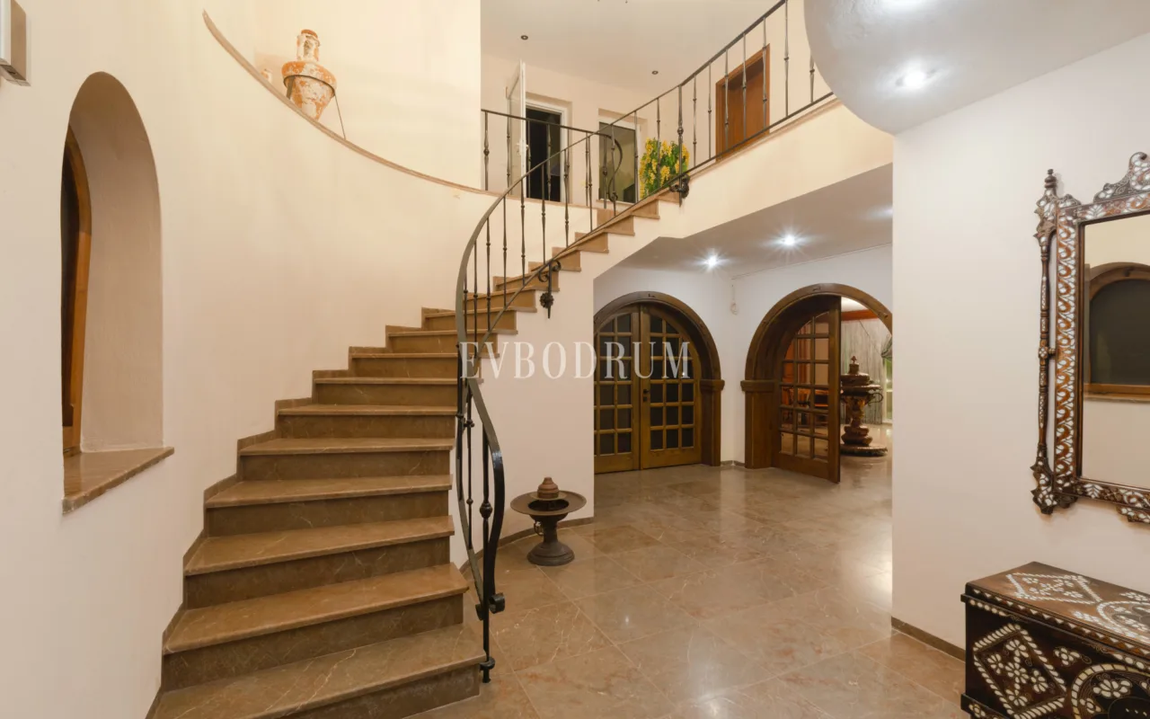 Yalıkavak'ta Denize Sıfır Mülk: Havuzlu, Bahçeli Büyük Villa ve Kumsala Doğrudan Erişimli Apart Otel