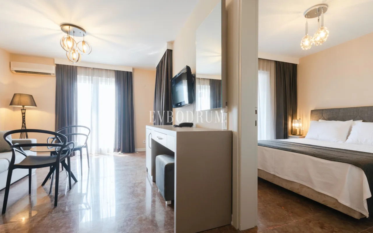 Yalıkavak'ta Denize Sıfır Mülk: Havuzlu, Bahçeli Büyük Villa ve Kumsala Doğrudan Erişimli Apart Otel