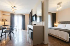 Yalıkavak'ta Denize Sıfır Mülk: Havuzlu, Bahçeli Büyük Villa ve Kumsala Doğrudan Erişimli Apart Otel