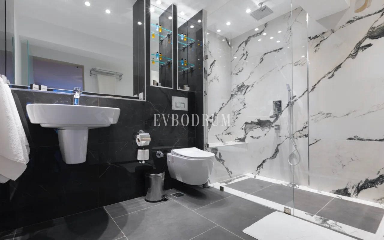 Yalıkavak'ta Denize Sıfır Mülk: Havuzlu, Bahçeli Büyük Villa ve Kumsala Doğrudan Erişimli Apart Otel