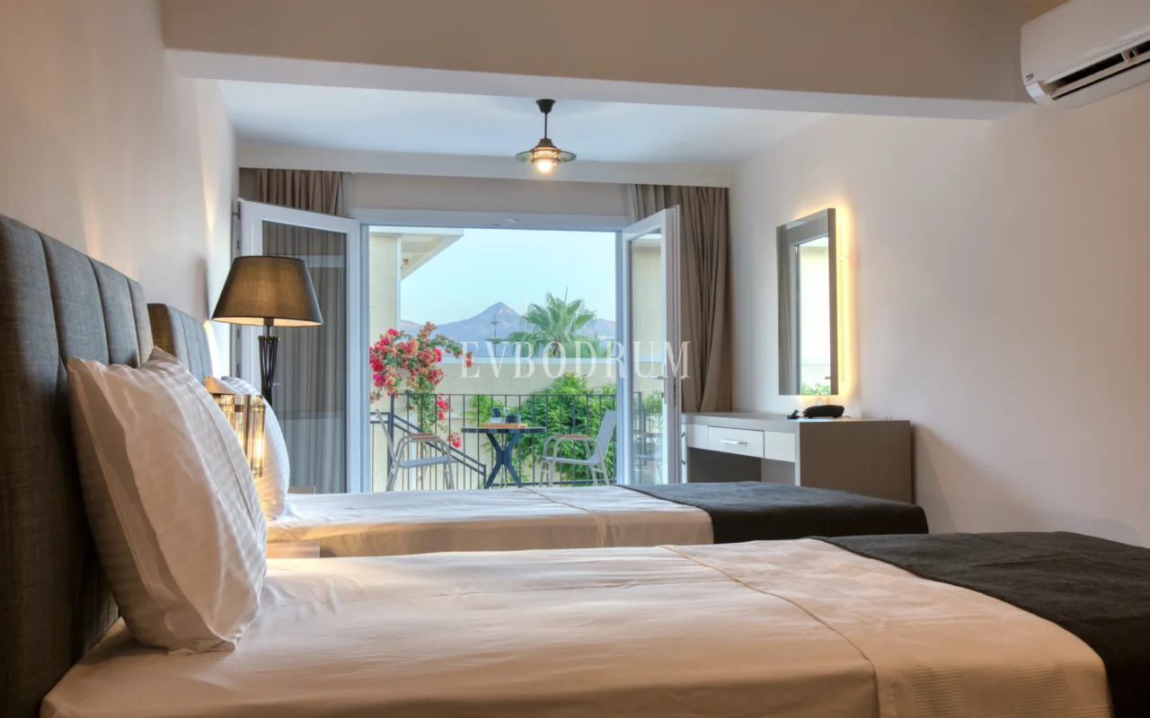 Yalıkavak'ta Denize Sıfır Mülk: Havuzlu, Bahçeli Büyük Villa ve Kumsala Doğrudan Erişimli Apart Otel