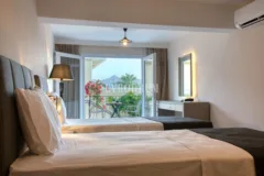 Yalıkavak'ta Denize Sıfır Mülk: Havuzlu, Bahçeli Büyük Villa ve Kumsala Doğrudan Erişimli Apart Otel