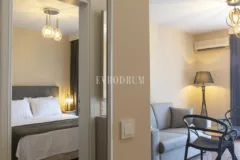 Yalıkavak'ta Denize Sıfır Mülk: Havuzlu, Bahçeli Büyük Villa ve Kumsala Doğrudan Erişimli Apart Otel