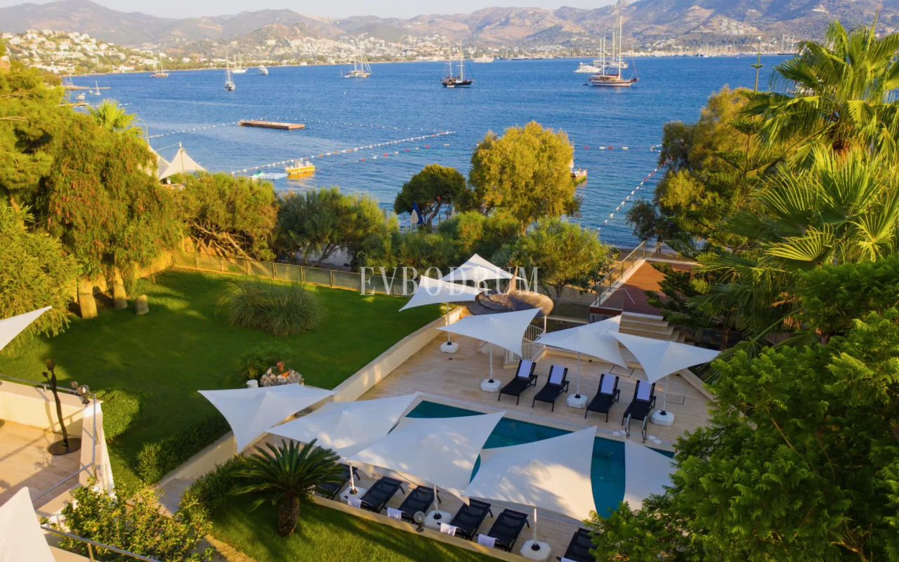 Yalıkavak'ta Denize Sıfır Mülk: Havuzlu, Bahçeli Büyük Villa ve Kumsala Doğrudan Erişimli Apart Otel