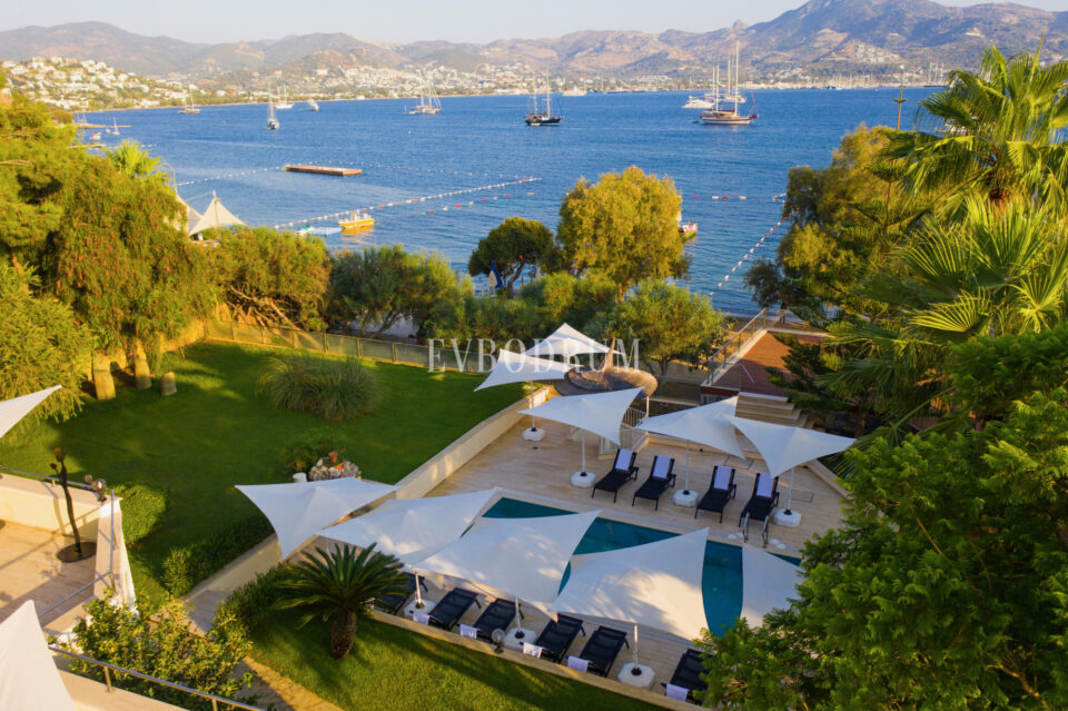 Yalıkavak'ta Denize Sıfır Mülk: Havuzlu, Bahçeli Büyük Villa ve Kumsala Doğrudan Erişimli Apart Otel – 1A