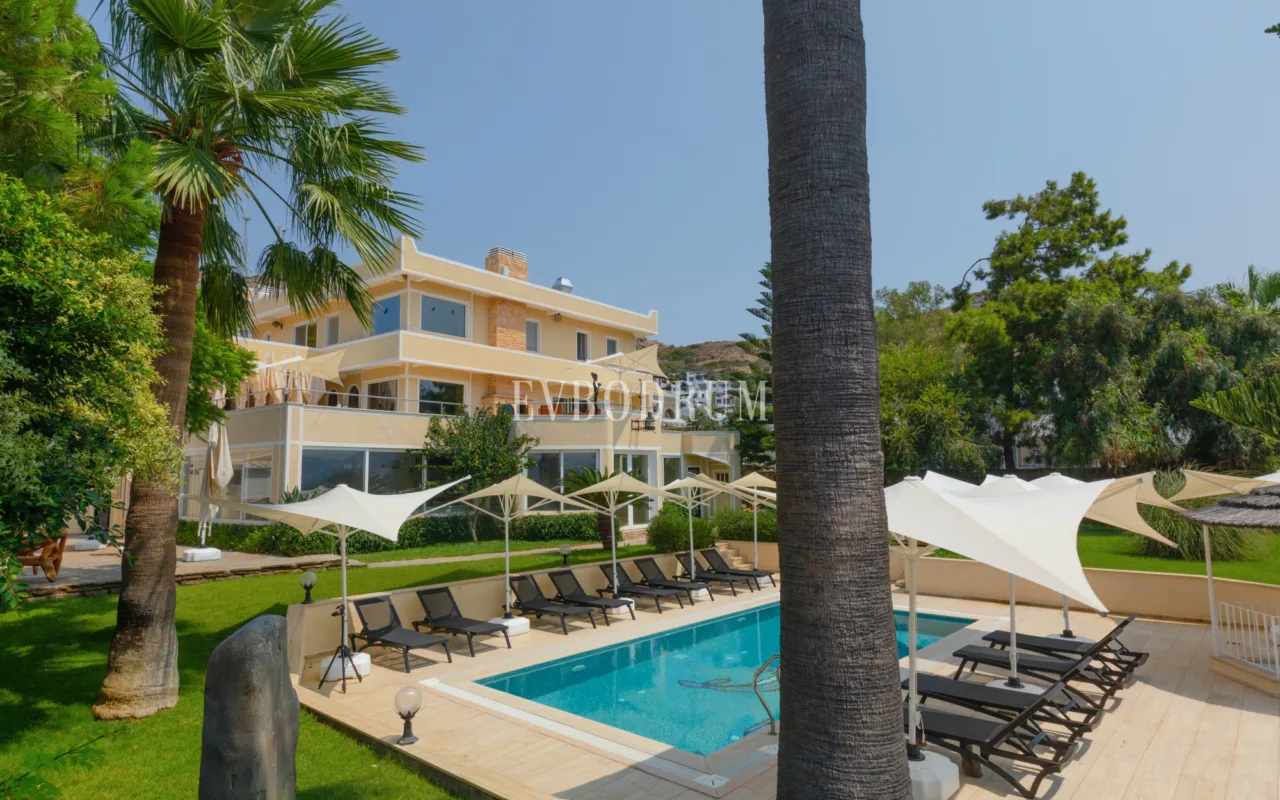 Yalıkavak'ta Denize Sıfır Mülk: Havuzlu, Bahçeli Büyük Villa ve Kumsala Doğrudan Erişimli Apart Otel