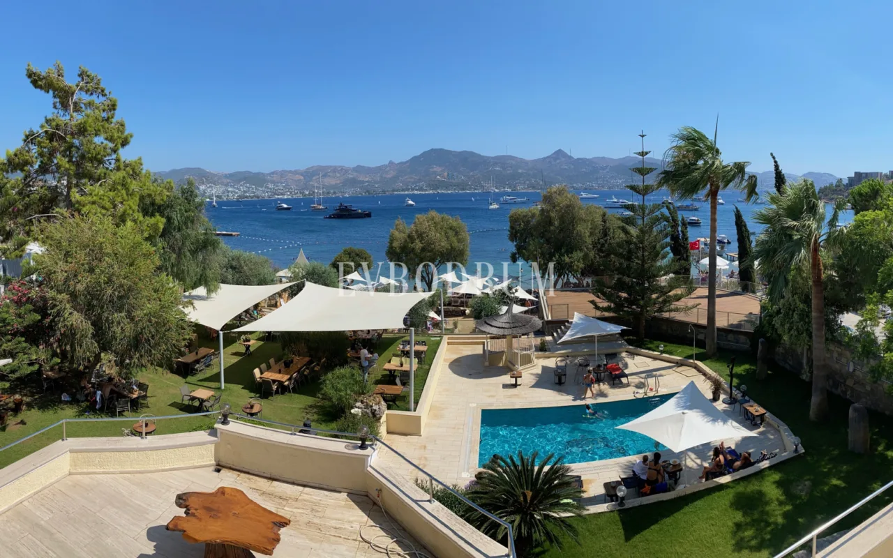 Yalıkavak'ta Denize Sıfır Mülk: Havuzlu, Bahçeli Büyük Villa ve Kumsala Doğrudan Erişimli Apart Otel